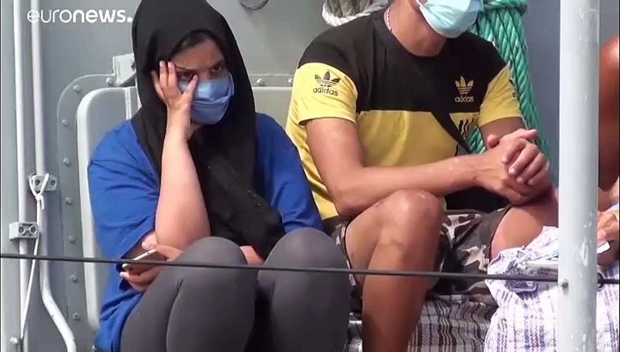 Plusieurs centaines de migrants transférés de l'île de Lampédusa vers un ferry