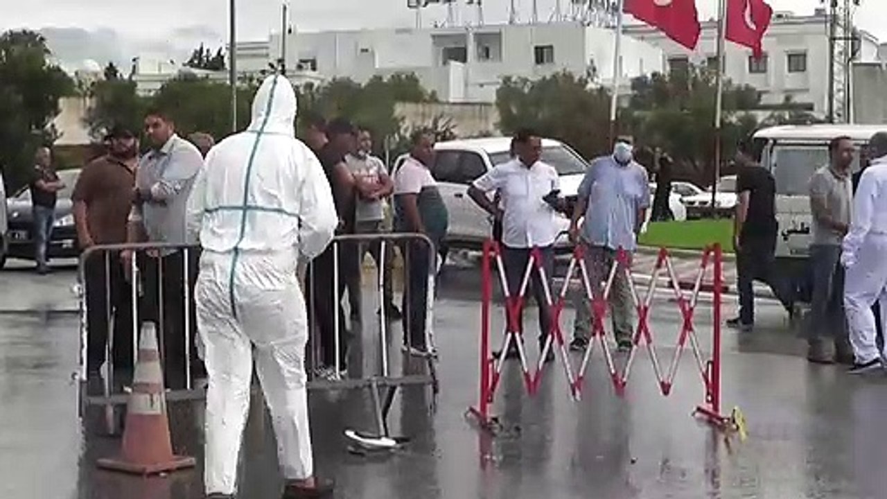 مقتل عنصر أمن في هجوم "إرهابي" وإرداء ثلاثة مهاجمين بسوسة في شرق تونس