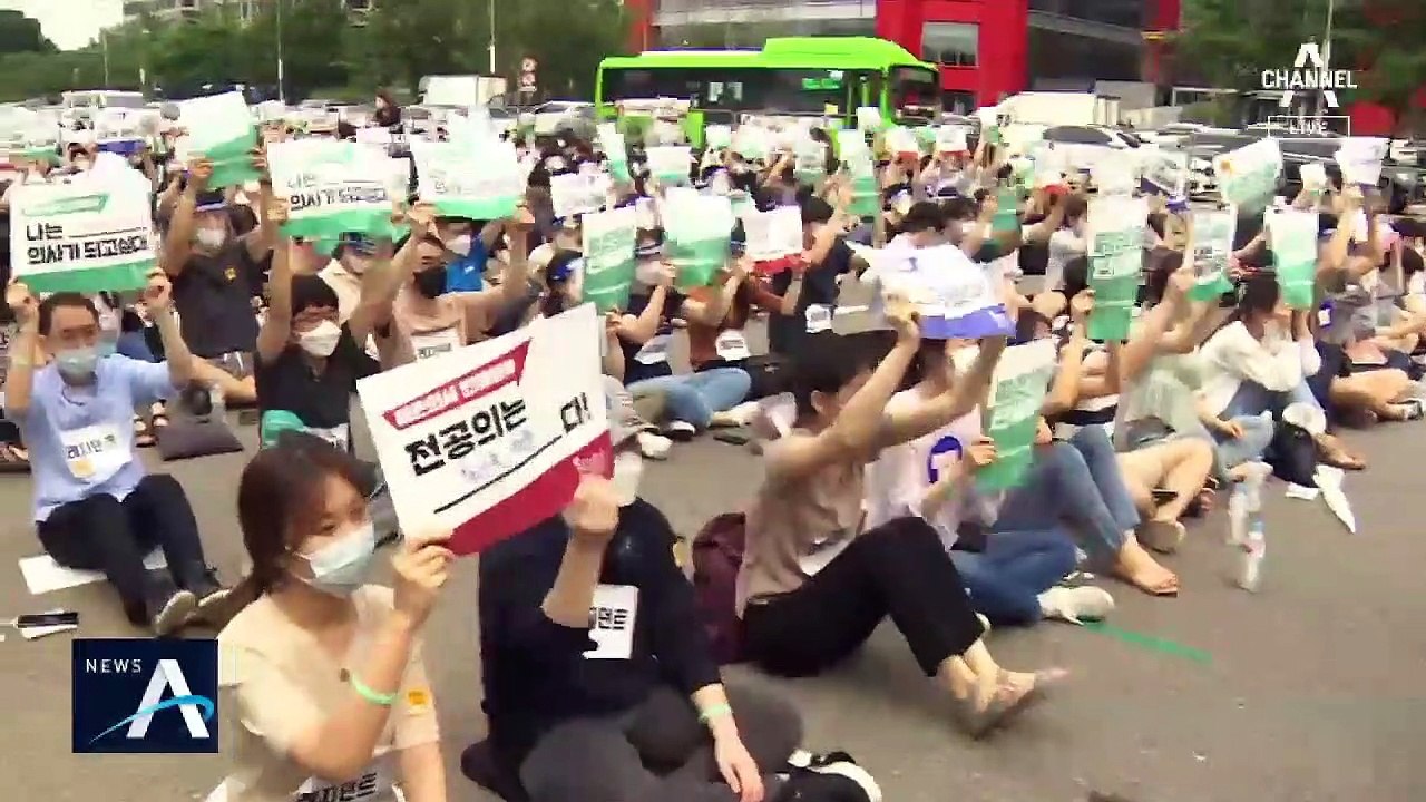 전공의협의회 “업무 복귀”…의대생 “국가시험 거부”
