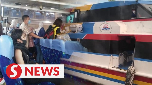 355 passengers stranded in a ferry for five hours