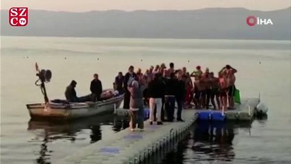 Descargar video: İznik Gölü'nü karşıdan karşıya yüzerek geçtiler