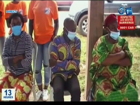 RTG/ Don de parasols aux commerçantes de Mouabi par les responsables du parti démocratique gabonais de la Nyanga