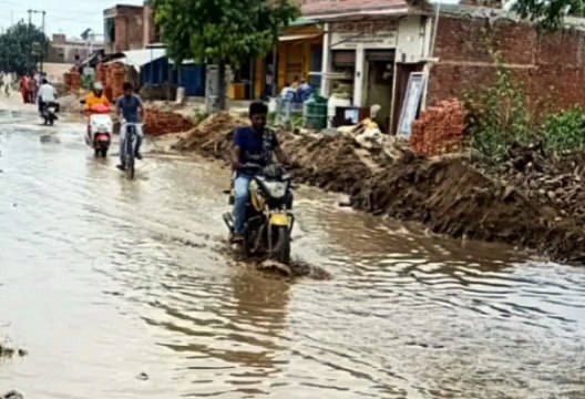 सड़कों पर पानी भरने से जनता को निकलने में हो रही दिक्कत