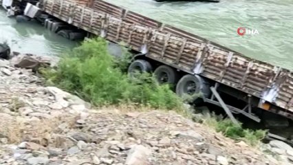 Kontrolden çıkan tır Zap Suyuna uçtu