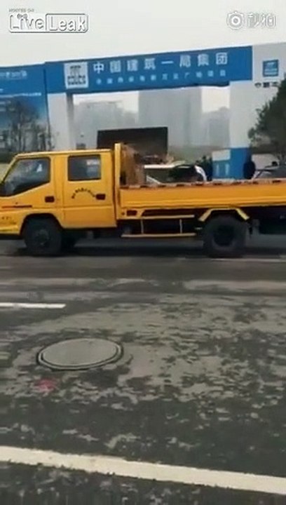 Voitures gênantes devant un chantier, un ouvrier débarque avec une pelleteuse...