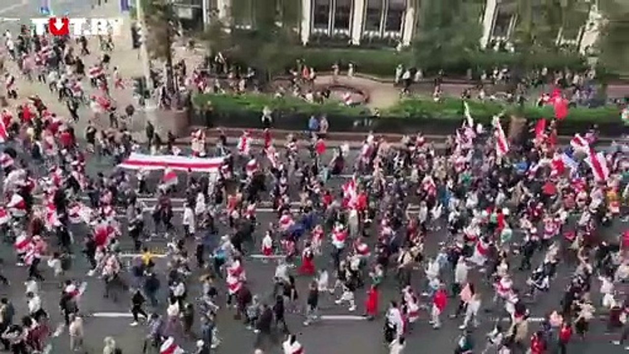 Protesters face police as tens of thousands joi...