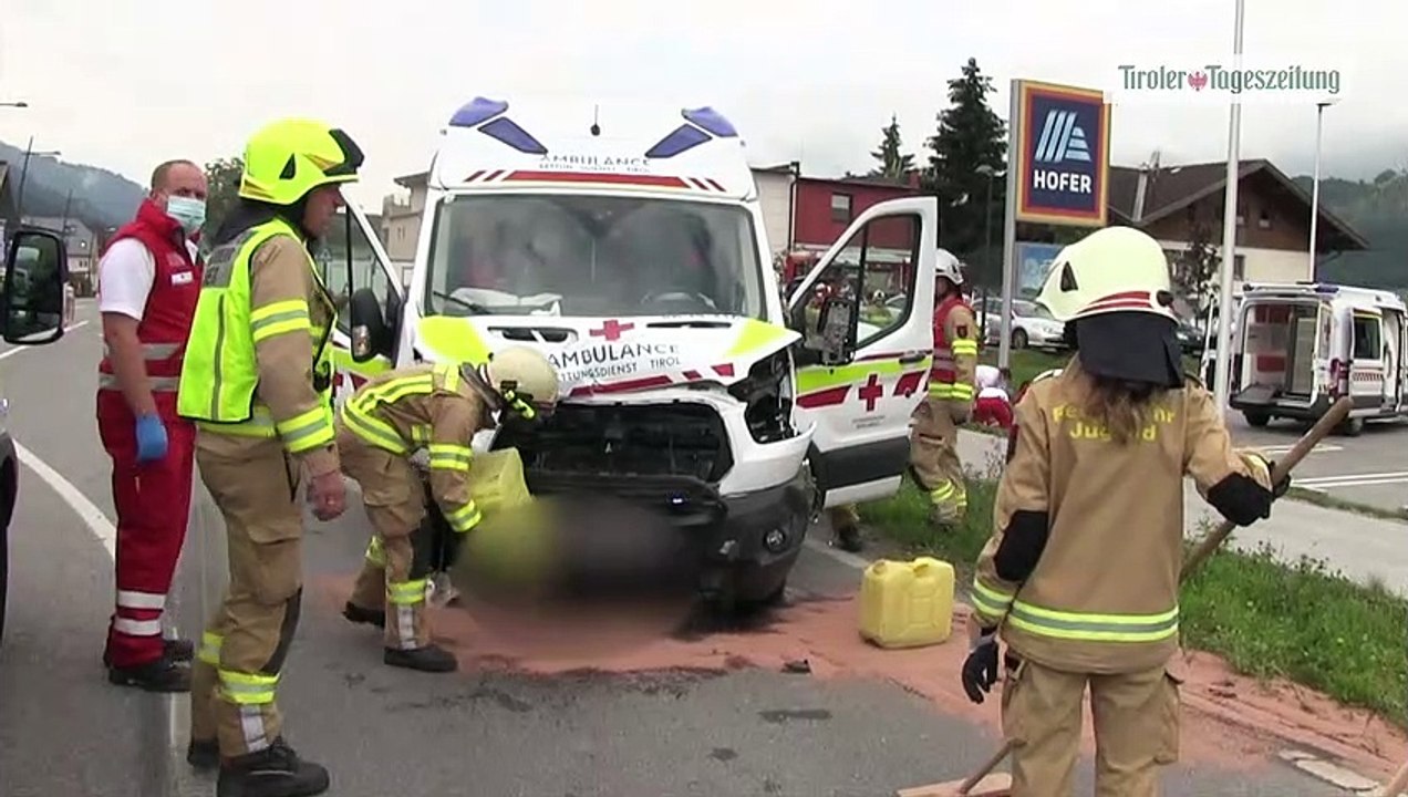 Trotz Blaulicht und Folgetonhorn: Rettungsauto kollidierte in Weer mit Auto
