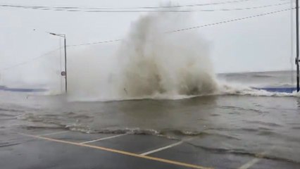 [제보영상] 매섭게 몰아친 파도..."이곳은 횟집 주차장입니다" / YTN
