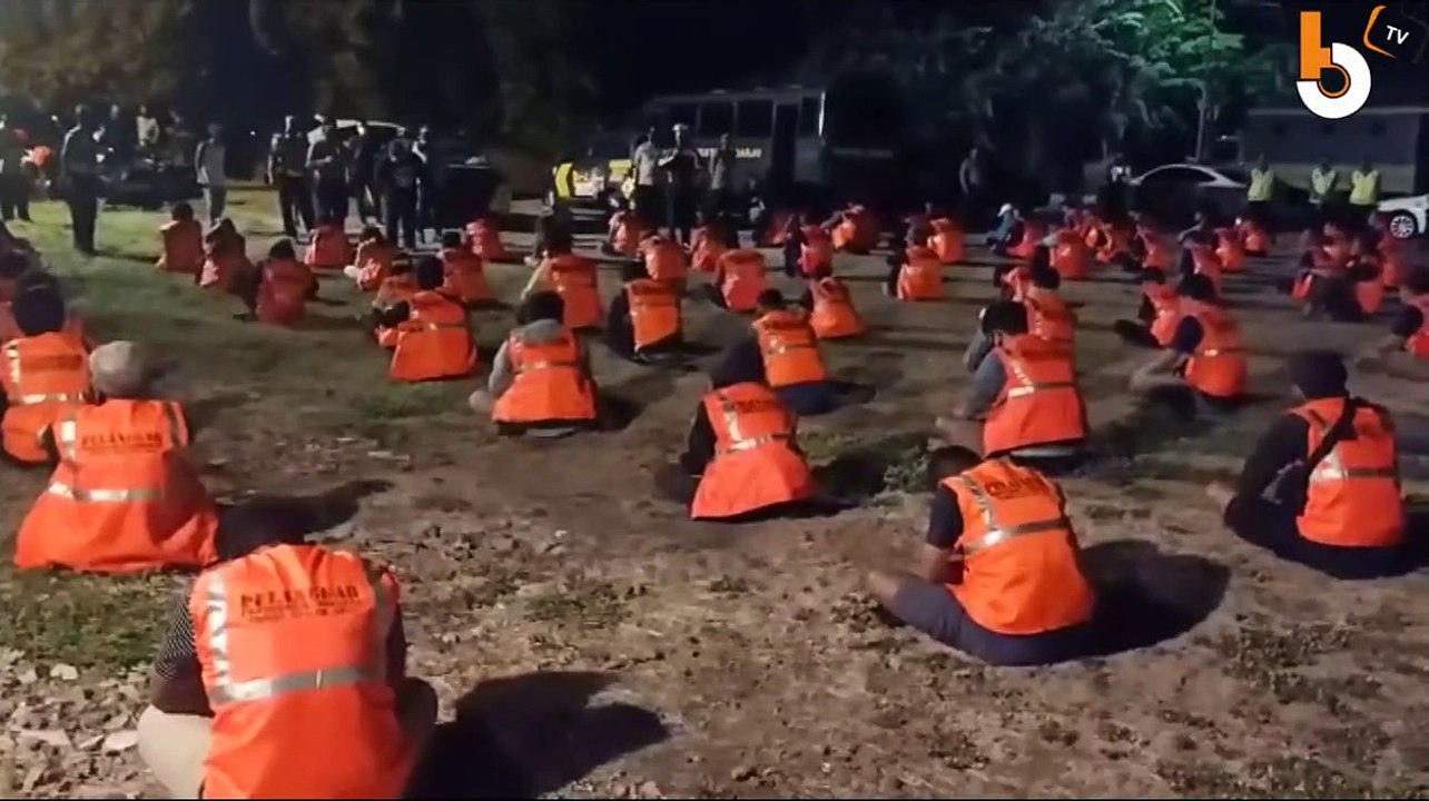 RATUSAN WARGA SIDOARJO TERJARING TANPA MASKER DIHUKUM BERDOA KE MAKAM
