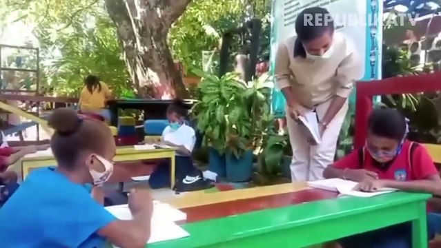 Siswa di Papua melakukan pembelajaran tatap muka di sekolah dikarenakan tak memiliki gawai dan jaringan internet.