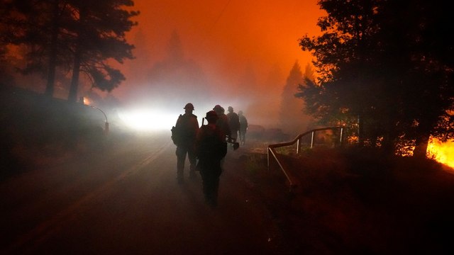 Helicopters rescue hundreds trapped by California wildfire