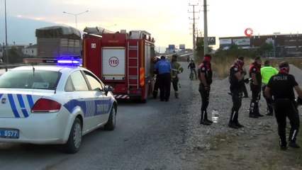 Rampayı çıkan odun yüklü kamyon şarampole devrildi