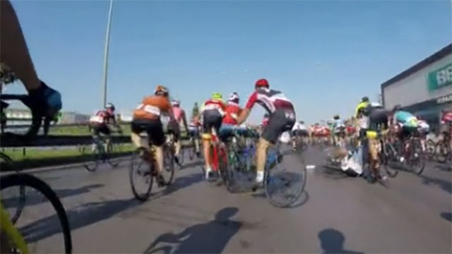 Bisikletçilerin kazası kameraya böyle yansıdı 