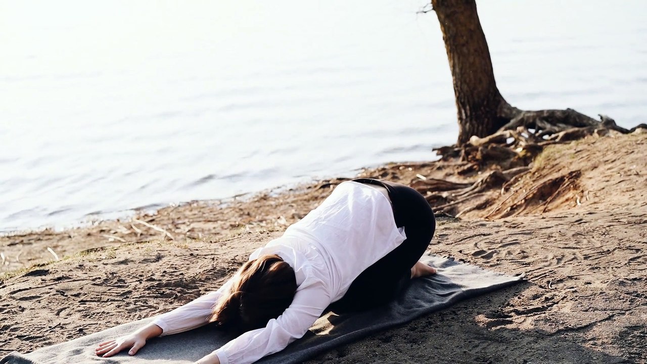Beautiful Girl performs Yoga Poses so nicely.