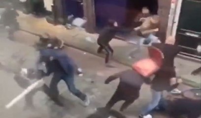 Brutal pelea callejera: ¿Dónde está el fregadero de la cocina?