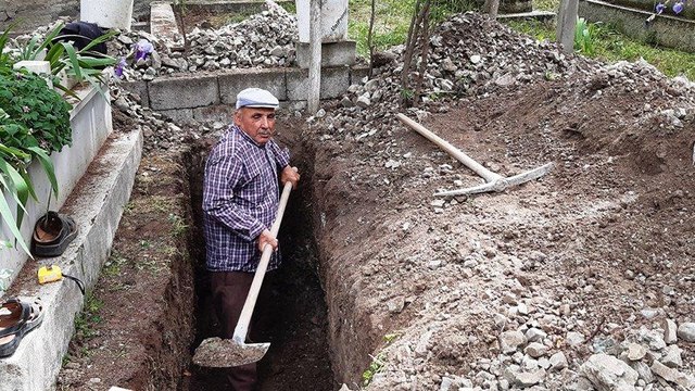 Çocukları telaş yaşamasın diye kendi mezarını kazdı