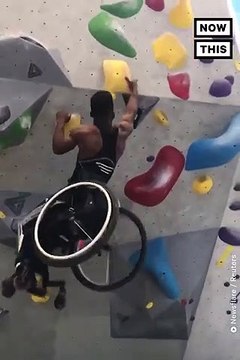 Cet homme en fauteuil roulant réussi à faire de l'escalade