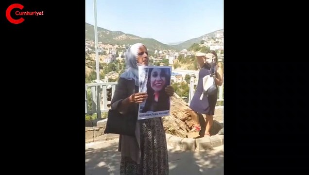 Gülistan Doku'nun annesi ve ablası oturma eyleminde