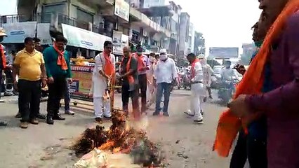 मुजफ्फरनगर में क्रांति सेना ने सांसद संजय राउत का किया पुतला दहन