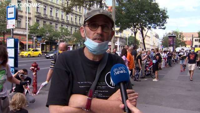 Chaîne humaine en soutien à la fac de théâtre et de cinéma de Budapest