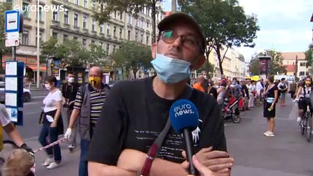 Menschenkette für freie Universität in Budapest