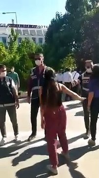 Gülistan Doku'nun ablası Aygül Doku oturma eylemi yaptığı sırada gözaltına alındı