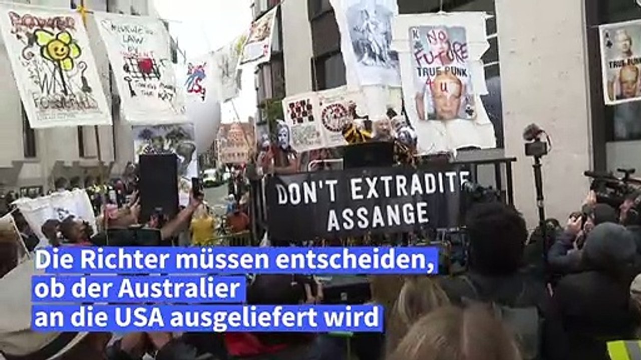 Trommeln für Julian Assange in London