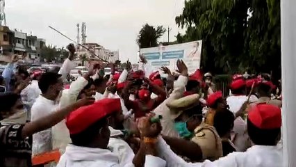 गोरखपुर: सपा कार्यकर्ताओं पर पुलिस ने किया लाठीचार्ज