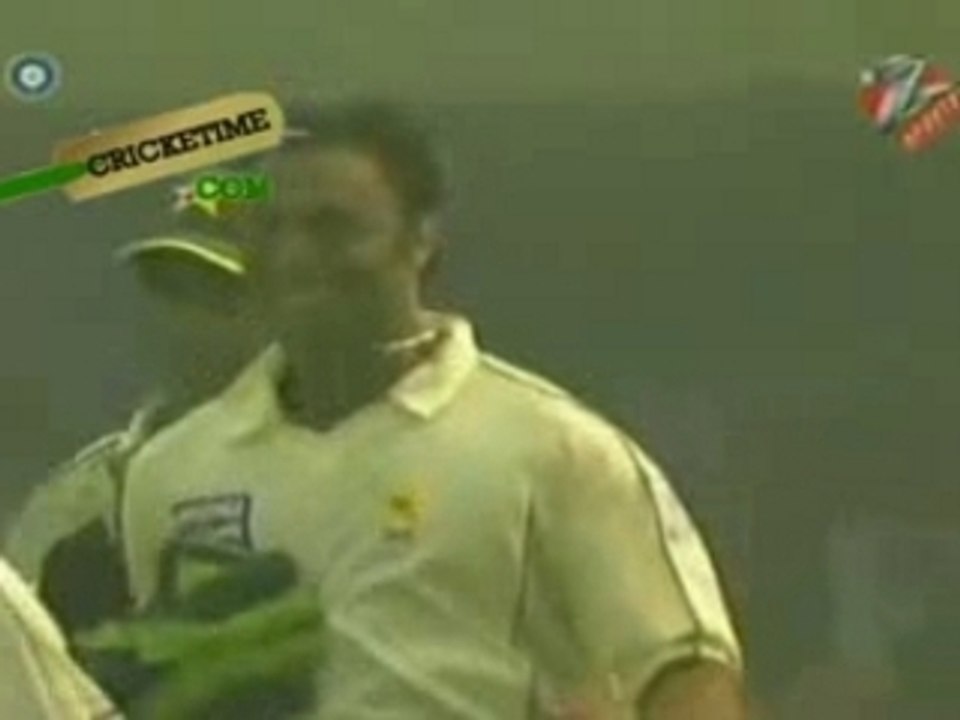 Akhtar bowls dravid with a beauty