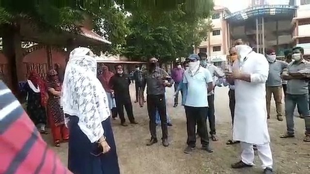 फीस मुद्दे पर चर्चा करने पहुंचे पालकों को स्कूल प्रबंधन ने बनाया बंधक, आक्रोशित पैरेंट्स ने किया प्राचार्य के घर का घेराव