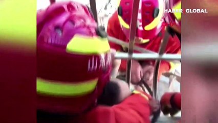 Kafası pencere korkuluğuna sıkışan çocuk böyle kurtarıldı