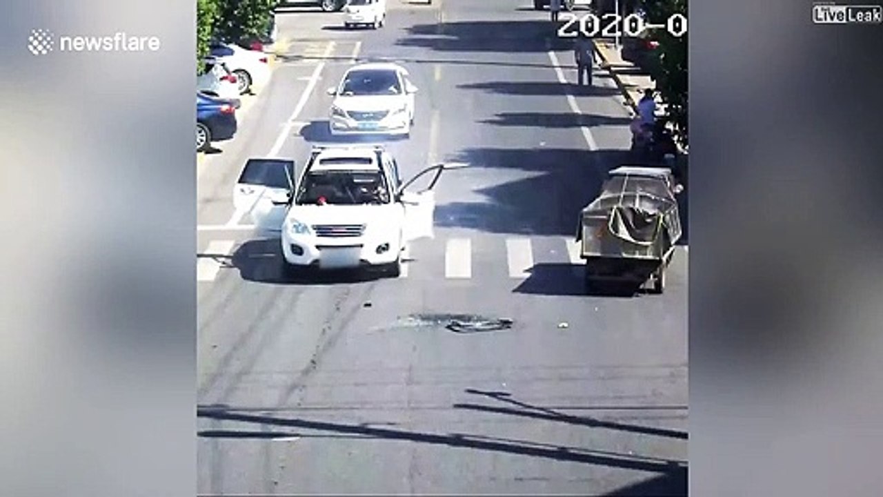 Une bonbonne de réfrigérant explose dans sa voiture en pleine route et il s'en sort indemne