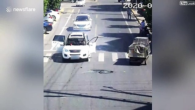 Une bonbonne de réfrigérant explose dans sa voiture en pleine route et il s'en sort indemne