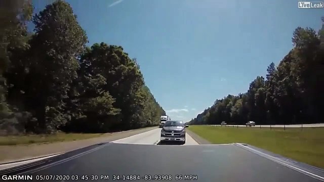 Voitures, camion, SUV... ils échappent tous au pire après un coup de frein