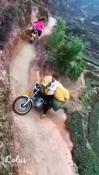 Elle descendent un chemin vertigineux sur leur moto très chargée