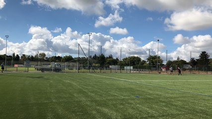 Un terrain de foot synthétique en noyaux d’olives