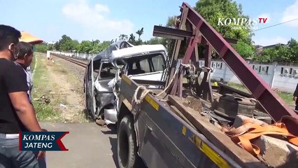 Minibus Tertabrak KA Di Perlintasan Tanpa Palang Pintu
