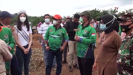 Video herunterladen: Lahan Bekas Tambang Jadi Destinasi Wisata