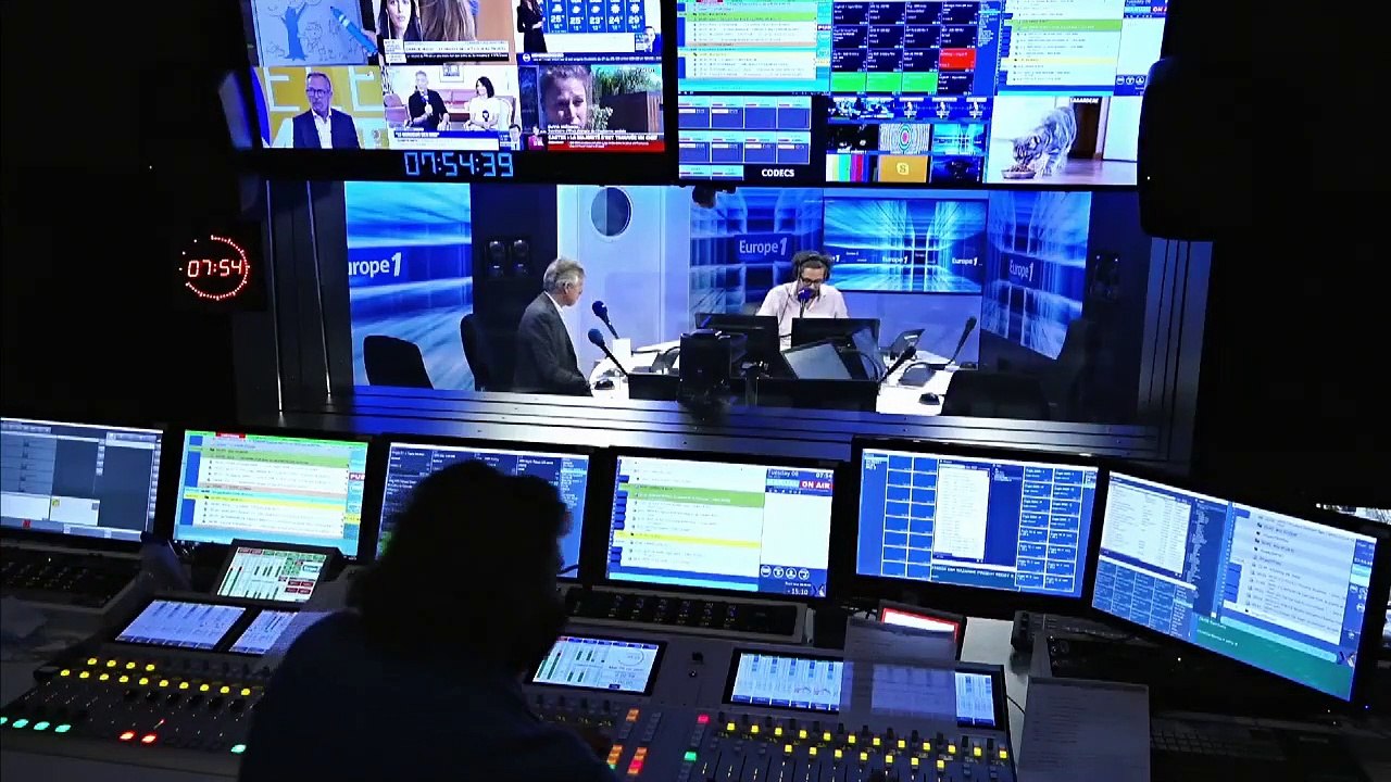 Marine Le Pen conseille Jordan Bardella : "Un nom et une date à se rappeler, Marine Le Pen 2022 !" (Canteloup)