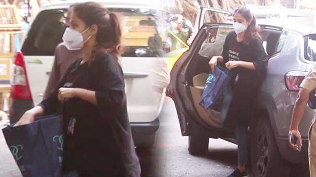 Sushant केस में ड्रग्स एंगल की पूछताछ के लिए फिर Confidence के साथ Rhea पहुंची NCB ऑफिस | FilmiBeat