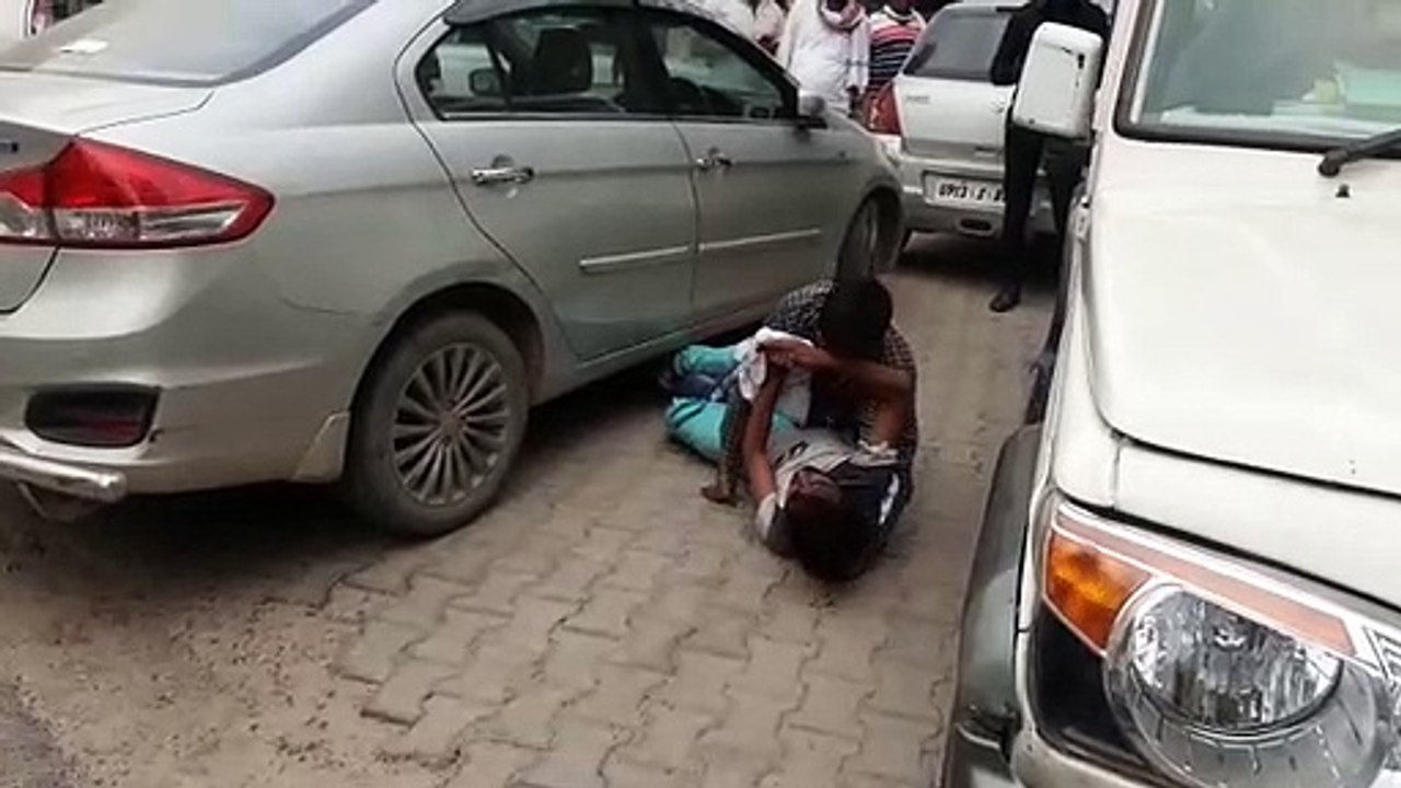 बुलंदशहर कलक्ट्रेट परिसर में शराबियों में मारपीट, वीडियो वायरल