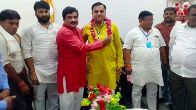 इटावा: भाजपा जिला अध्यक्ष को पार्टी कार्यकर्ताओं ने किया सम्मानित