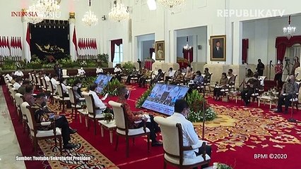 Warga menunjukkan contoh surat suara saat simulasi pemungutan suara pemilihan serentak 2020 di Jakarta.