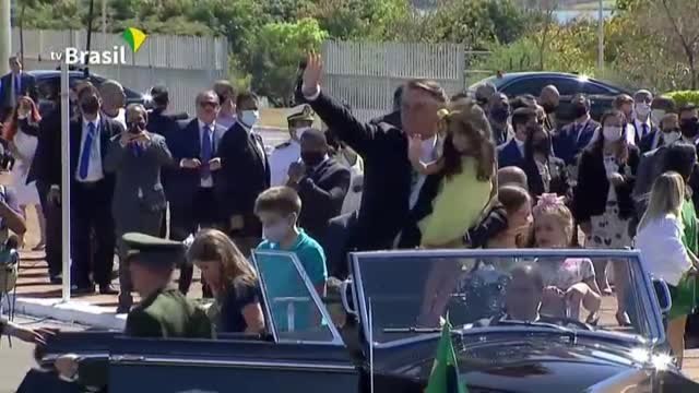 Bolsonaro celebra la independencia de Brasil sin mascarilla ni distancia social