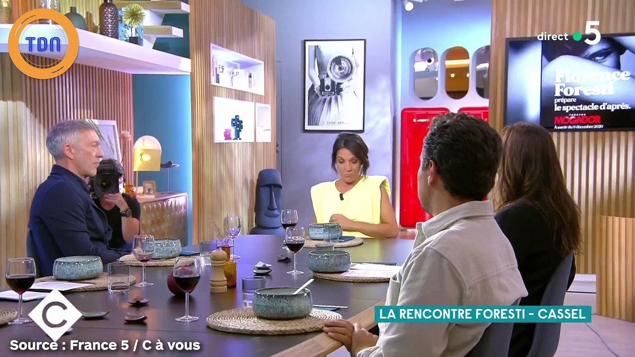 C à vous : Vincent Cassel gêné n'ose pas flatter Florence Foresti : "Je ne peux pas, il y a ma femme qui regarde"