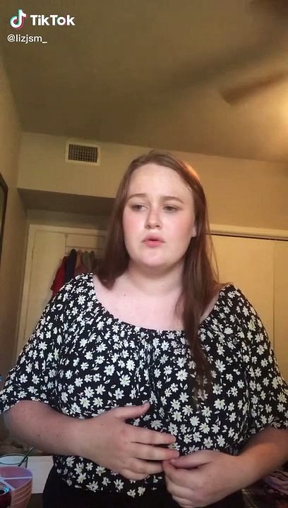 Sa mère fait irruption pendant qu'elle chante
