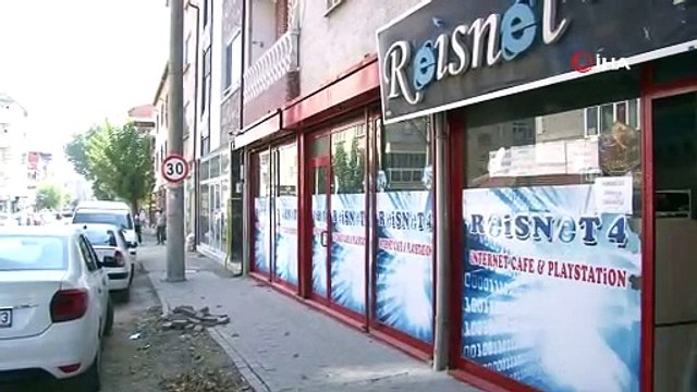 Bursa'da bayrağı öpüp alnına koyan teyze duygulandırdı