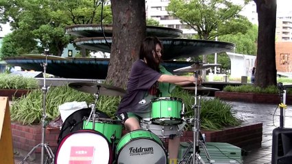 夏にピッタリな曲で路上ドラム