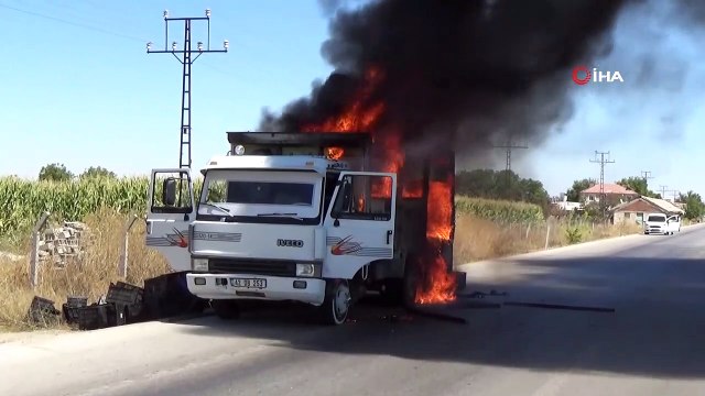 Plastik kasa yüklü kamyonet seyir halindeyken alev alev yandı