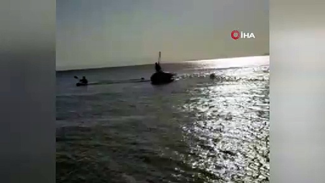 Bursa'da tekne battı...Cankurtaranlar tekneyi ve şahsı sudan çıkardı